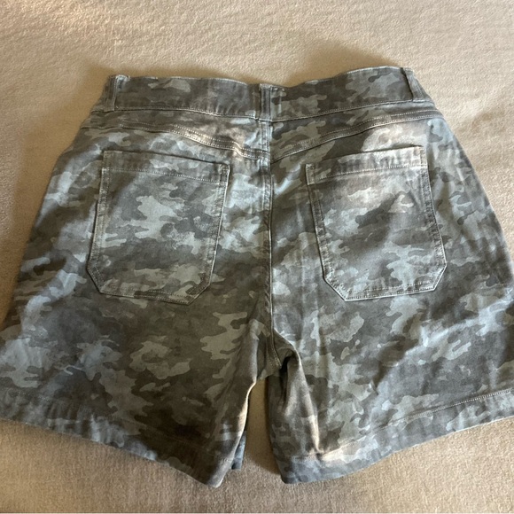 NWT SPANX stone wash Camo stretch Twill Short size Medium - Picture 6 of 6
